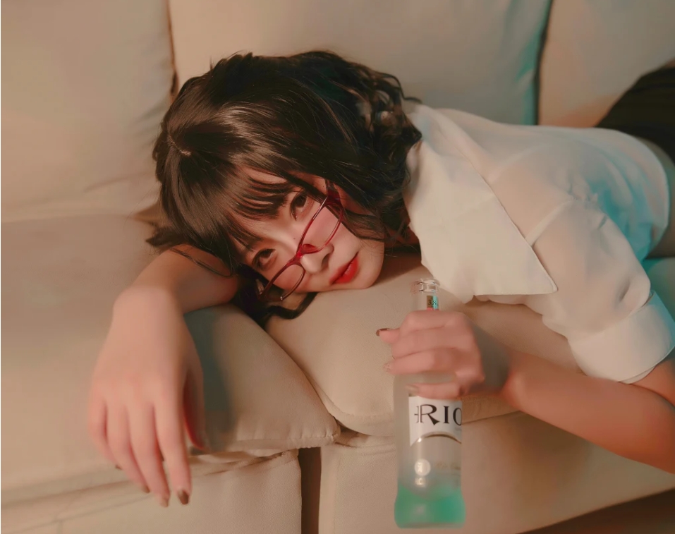 yuuhui玉汇《宿醉》的醉态与情感释放插图 yuuhui玉汇《宿醉》的醉态与情感释放插图