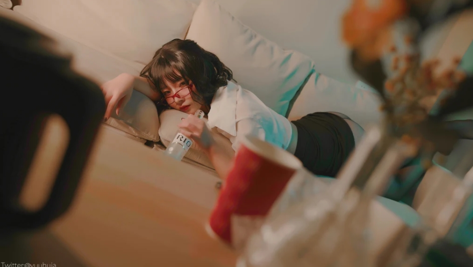 yuuhui玉汇《宿醉》的醉态与情感释放插图1 yuuhui玉汇《宿醉》的醉态与情感释放插图1