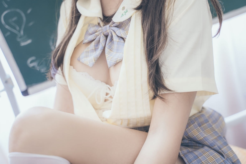 %title插图%num过期米线线喵《教室》：清凉与诱惑的校园梦幻