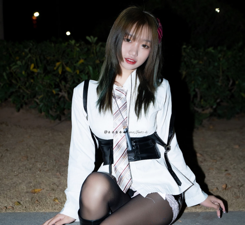 柒柒要乖哦《车内》:性感与温柔的完美碰撞