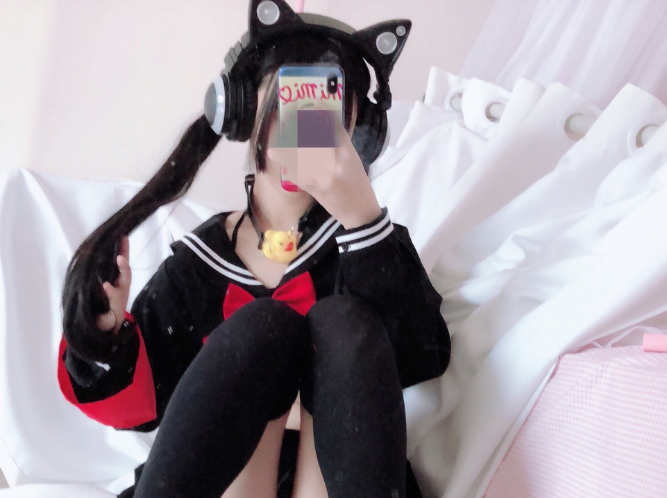桜井宁宁《半乳制服概念》cosplay：黑猫耳机少女的个性演绎
