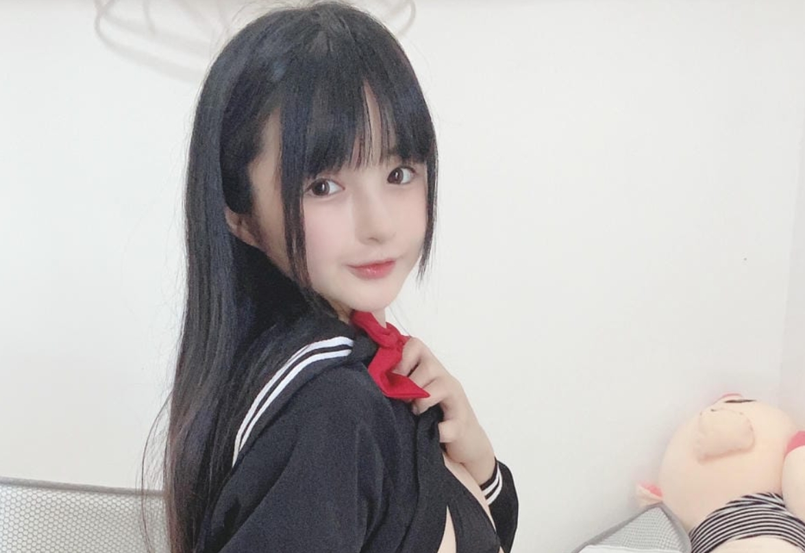 桜井宁宁的黑色JK制服cosplay：甜美与成熟的完美交融