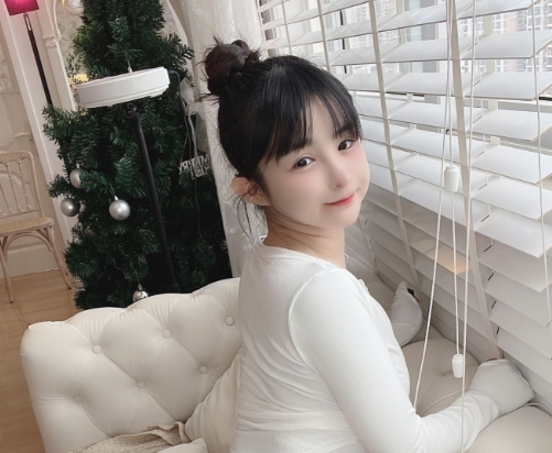 桜井宁宁“居家少女”风格：在舒适的家居中展现自然魅力