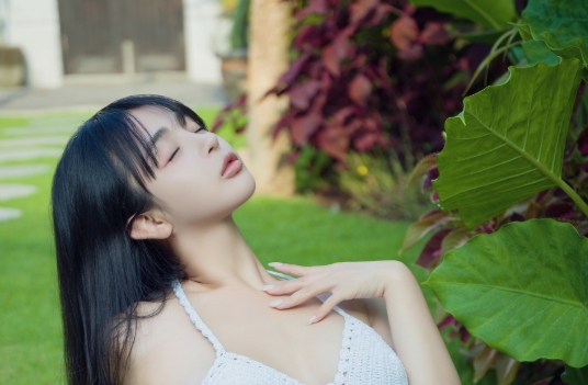 桜井宁宁《白色热裤比基尼》：一场与阳光和微风的邂逅插图4