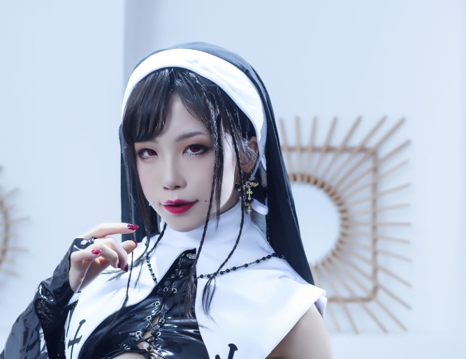 禁忌与魅惑:水淼aqua的《修女》Cosplay让人移不开眼插图2 禁忌与魅惑:水淼aqua的《修女》Cosplay让人移不开眼插图2