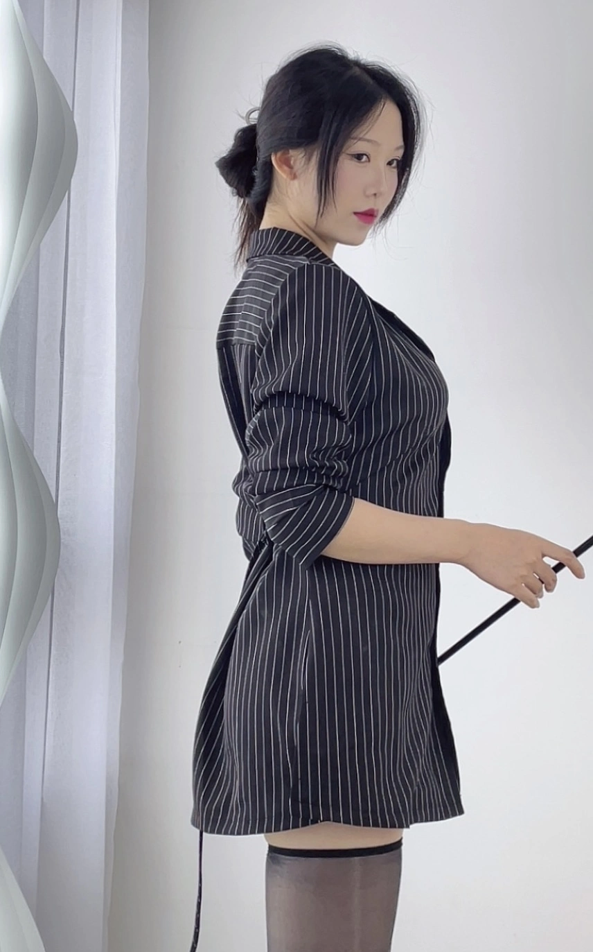 深度解析抖娘-利世:定义职场制服与“轻欲风”美学的视觉巅峰插图3 深度解析抖娘-利世:定义职场制服与“轻欲风”美学的视觉巅峰插图3