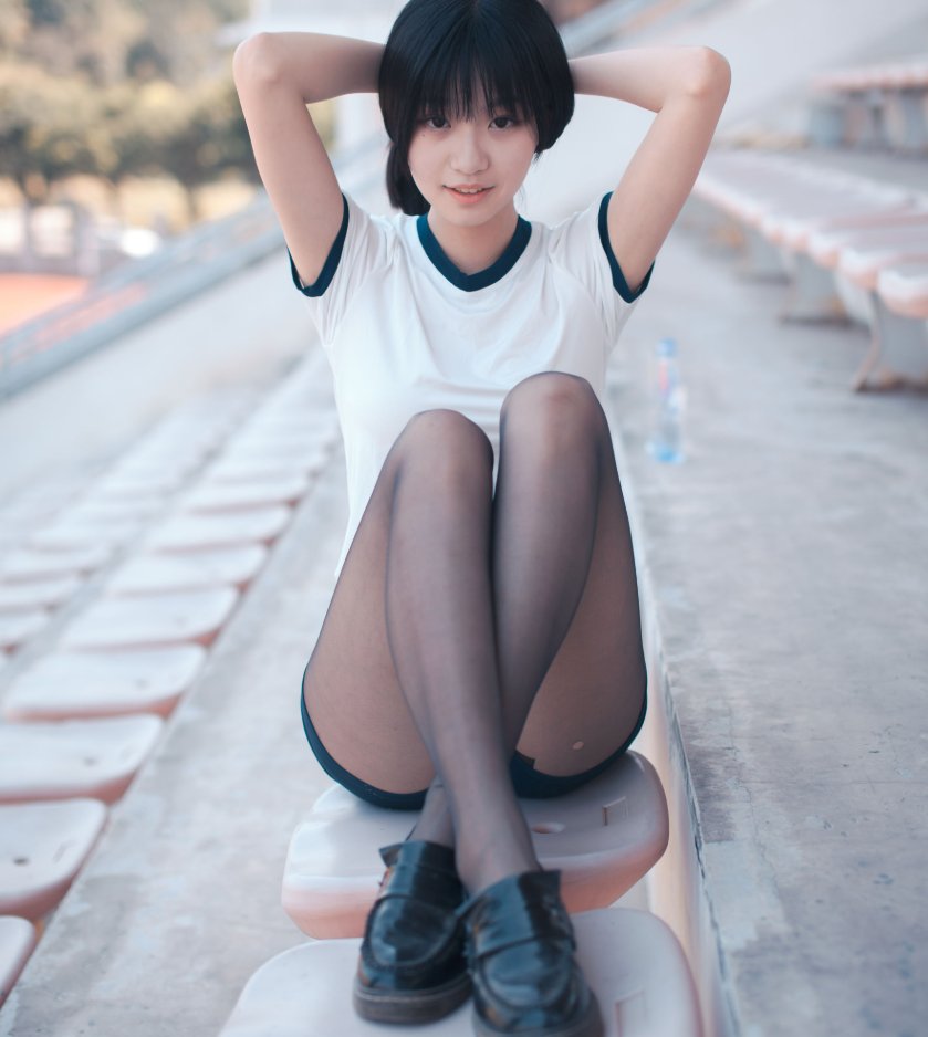 沧霁桔梗《黑丝体操服》：看台阳光里的运动系写真氛围插图