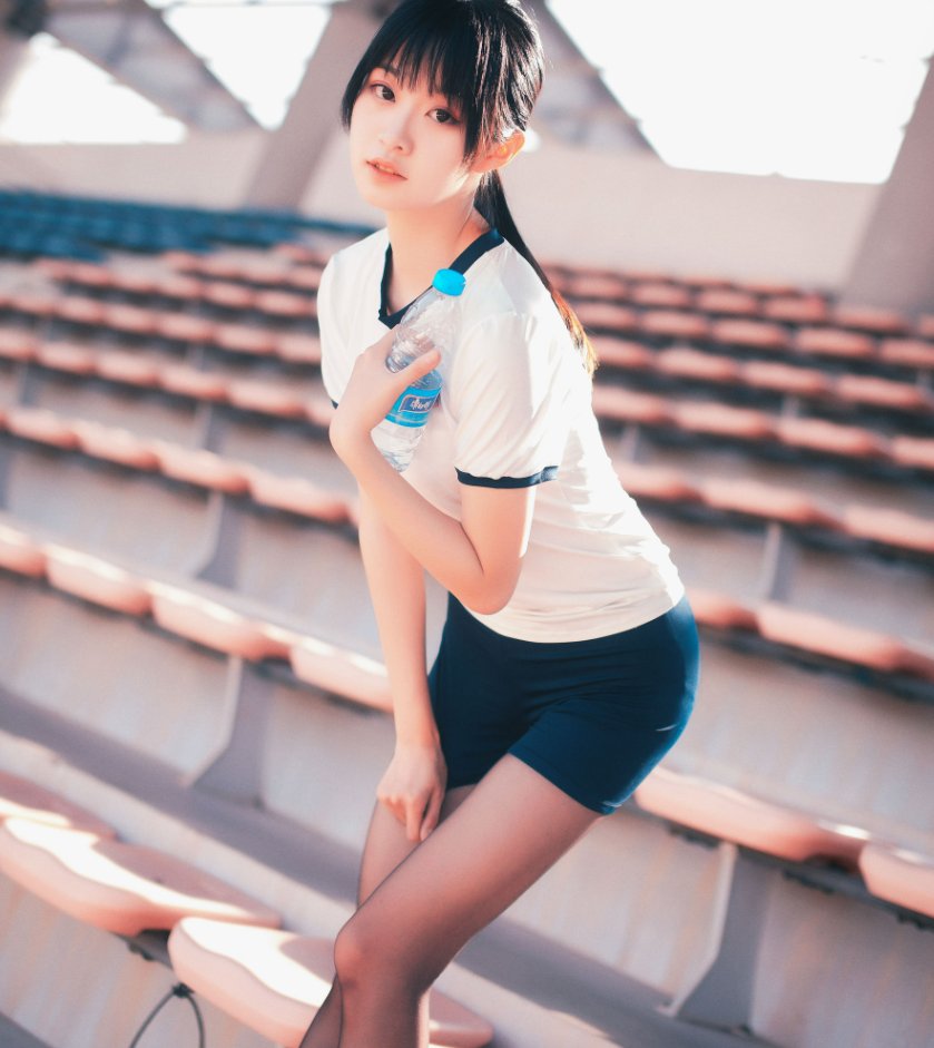 沧霁桔梗《黑丝体操服》：看台阳光里的运动系写真氛围插图2