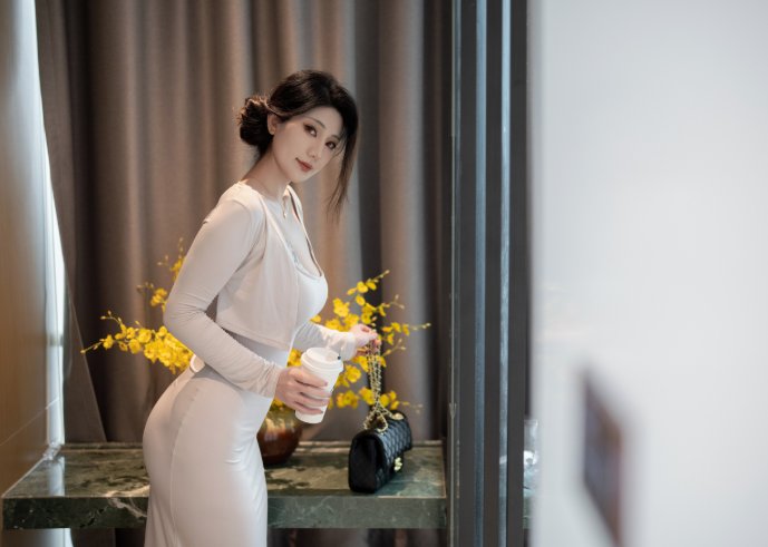 星澜是澜澜叫澜妹呀《都市之夜》作品介绍:走廊灯影里的轻熟氛围感插图2 星澜是澜澜叫澜妹呀《都市之夜》作品介绍:走廊灯影里的轻熟氛围感插图2