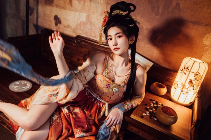 星澜是澜澜叫澜妹呀《宫廷春欲晚》作品介绍:暖灯古韵里的宫廷美人图插图 星澜是澜澜叫澜妹呀《宫廷春欲晚》作品介绍:暖灯古韵里的宫廷美人图插图