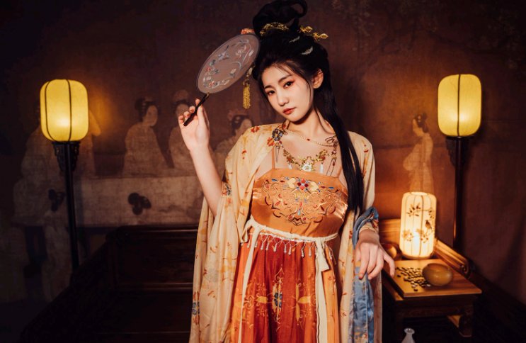 星澜是澜澜叫澜妹呀《宫廷春欲晚》作品介绍:暖灯古韵里的宫廷美人图插图1 星澜是澜澜叫澜妹呀《宫廷春欲晚》作品介绍:暖灯古韵里的宫廷美人图插图1