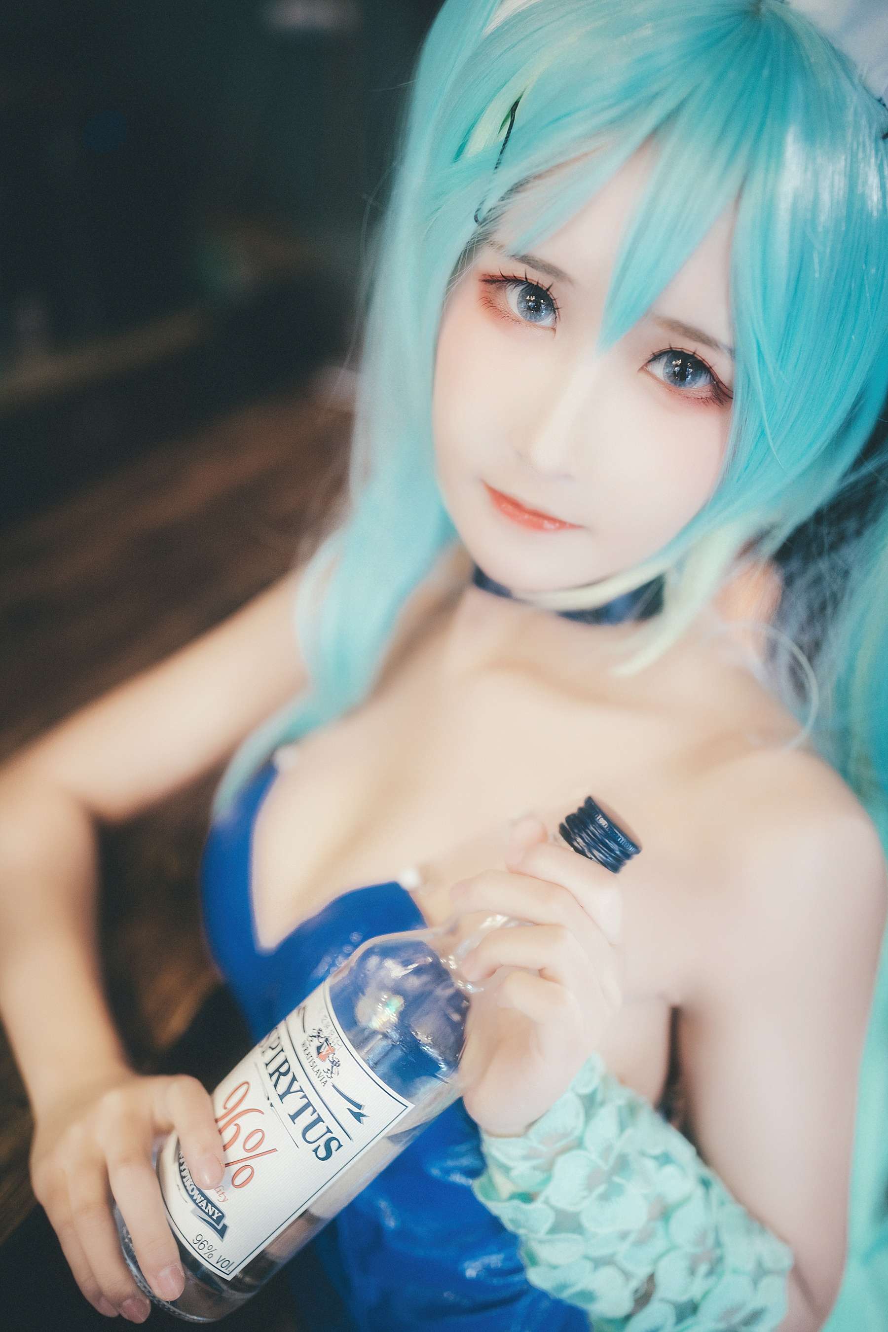 三度_69《琴女兔女郎》:蓝发兔耳与酒吧氛围里的二次元梦幻感插图2 三度_69《琴女兔女郎》:蓝发兔耳与酒吧氛围里的二次元梦幻感插图2