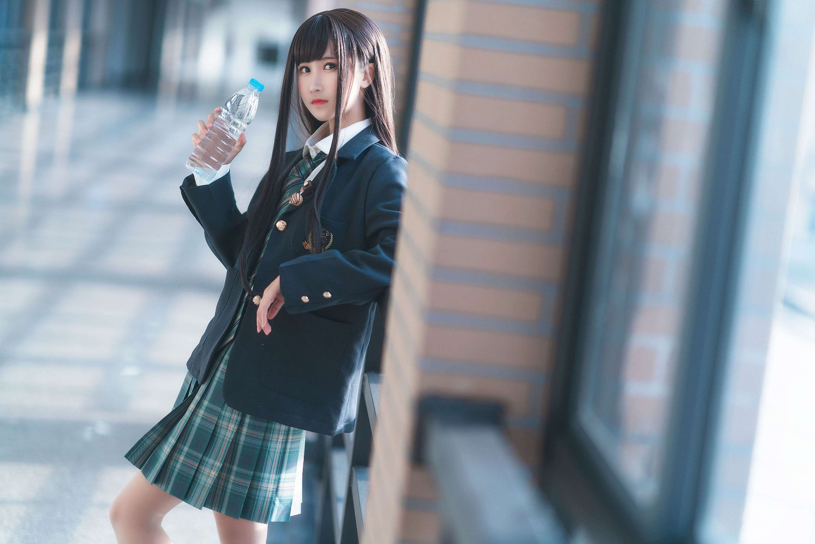 三度_69《森林来信JK》：窗边走廊里的清新制服写真插图1