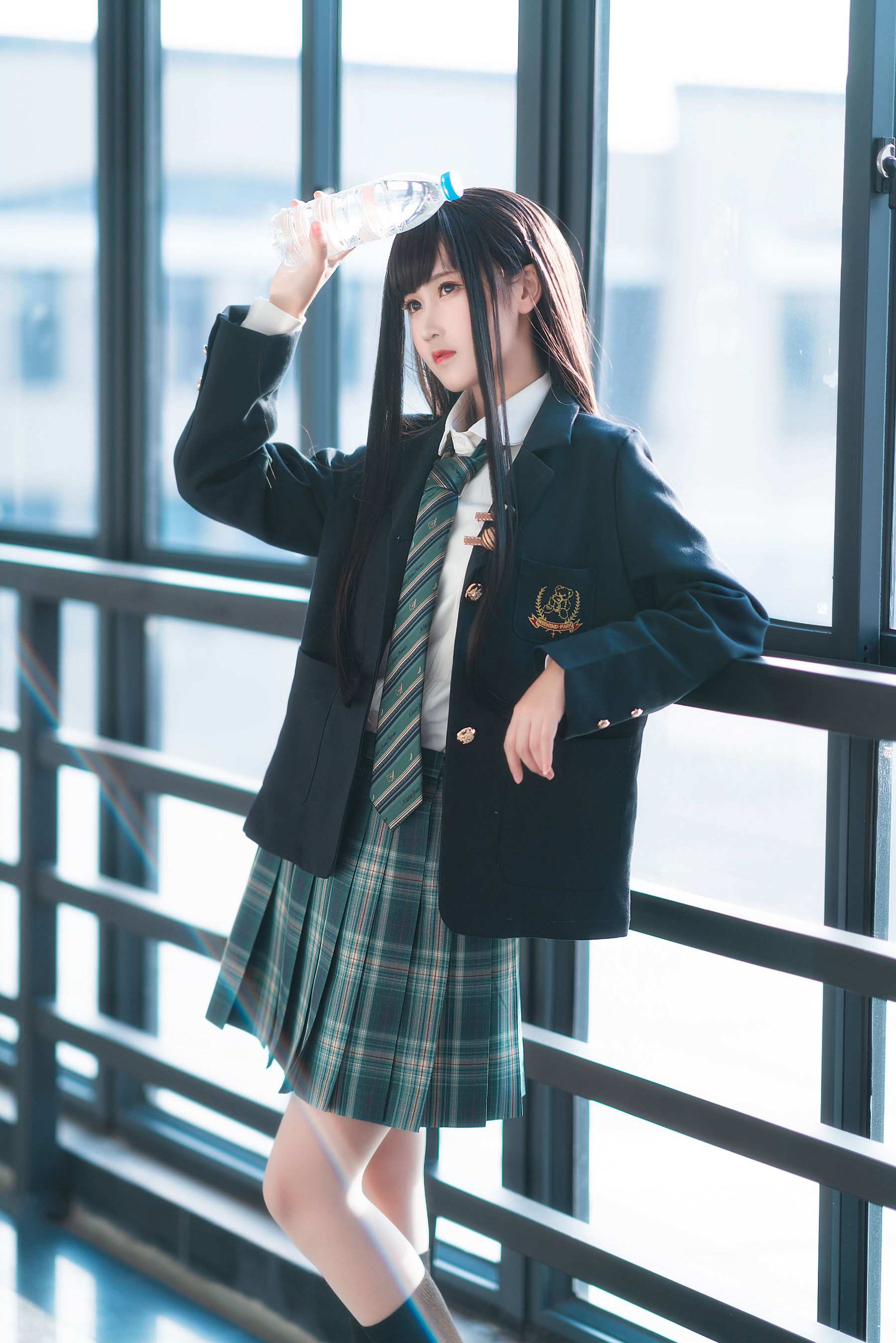 三度_69《森林来信JK》：窗边走廊里的清新制服写真插图2