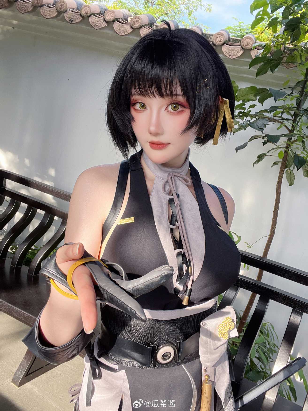 瓜希酱《鸣潮 漂泊者》:庭院光影里的清冷锋芒与利落美感插图2 瓜希酱《鸣潮 漂泊者》:庭院光影里的清冷锋芒与利落美感插图2